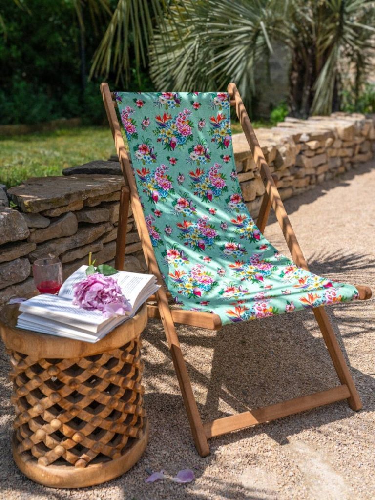 Toile pour chaise longue : les couleurs et motifs à adopter cette saison