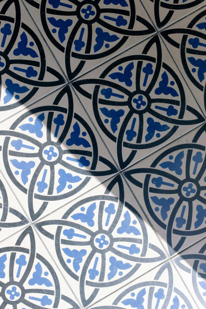Lame PVC clipsable sur carrelage : faut-il une sous-couche ?